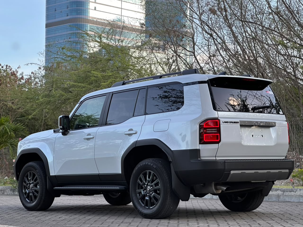 Land Cruiser Prado thumbnail 2